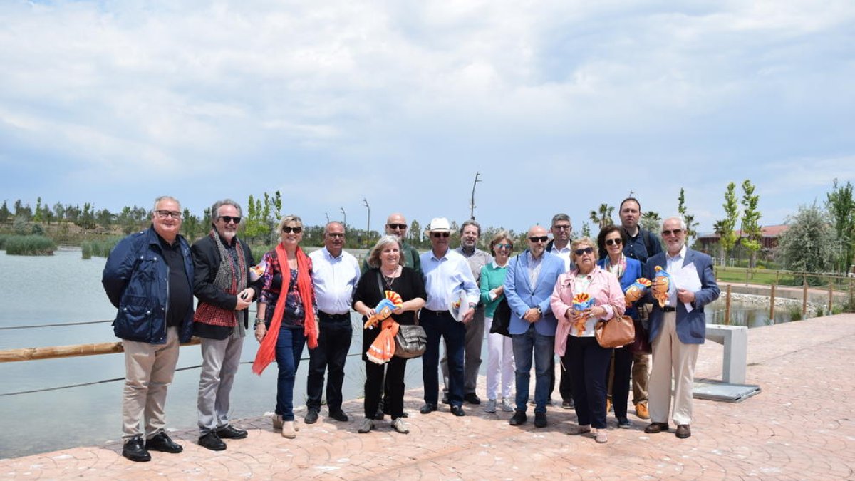 Els integrants del Senat amb el llac de l'anella al fons