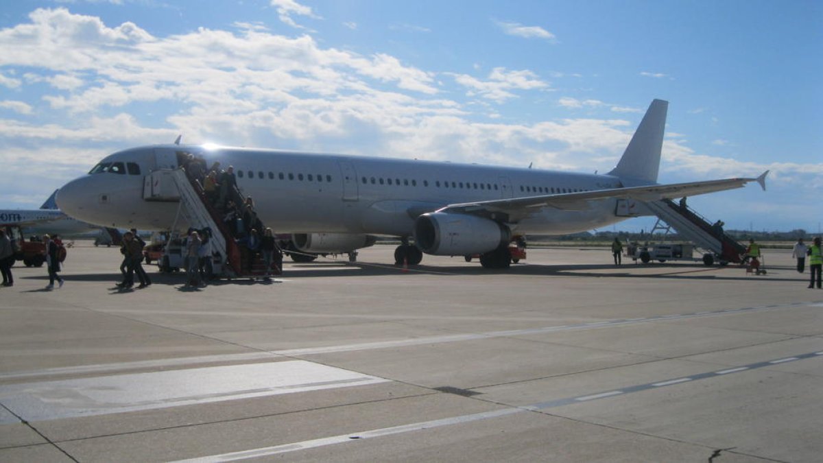 El vuelo inaugural desde Tallinn aterrizó en Reus el 1 de mayo.
