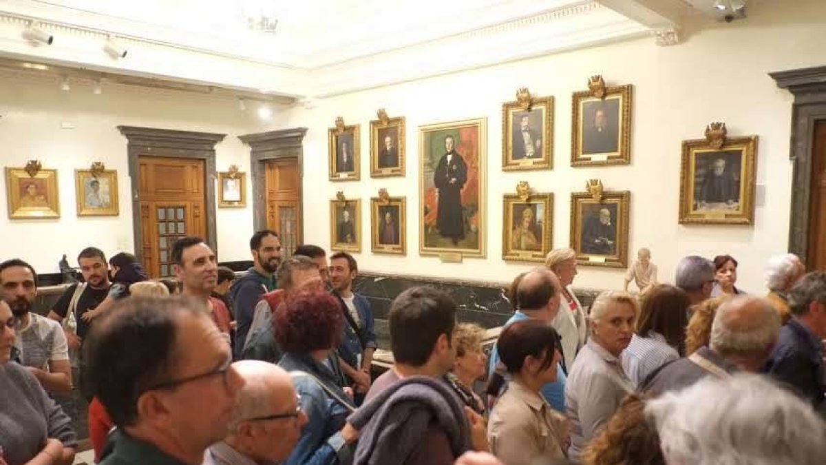Gran afluència de gent a l'Ajuntament de Reus per veure el Saló de Plens