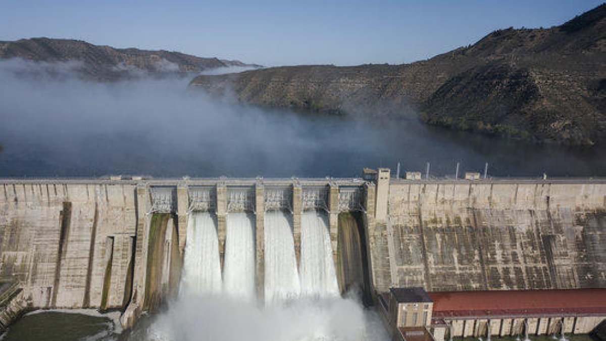 Vista àeria de la presa de Mequinenza desembalsando agua.