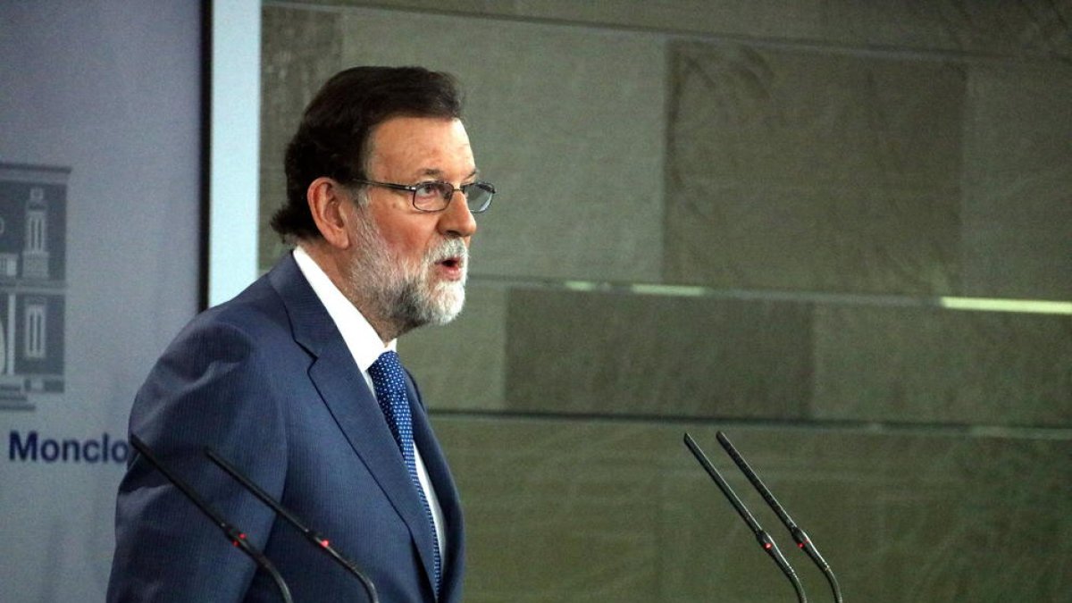 Mariano Rajoy, en roda de premsa i de perfil a Moncloa.