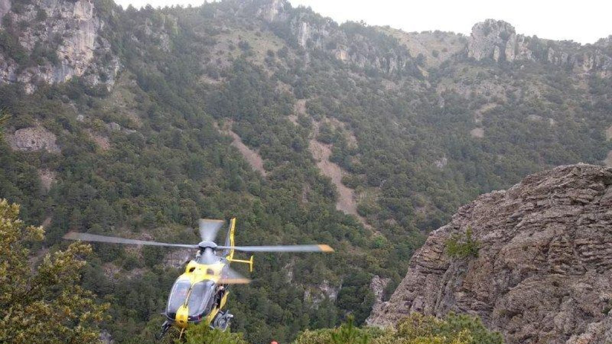 L'helicòpter rescatant l'excursionista