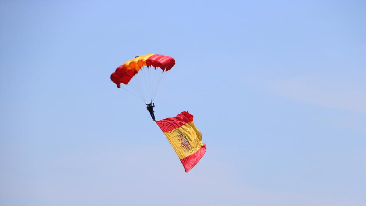 Pla general d'un dels membres de la Patrulla Acrobàtica de Paracaigudistes de l'exèrcit espanyol en l'actuació a Tarragona.