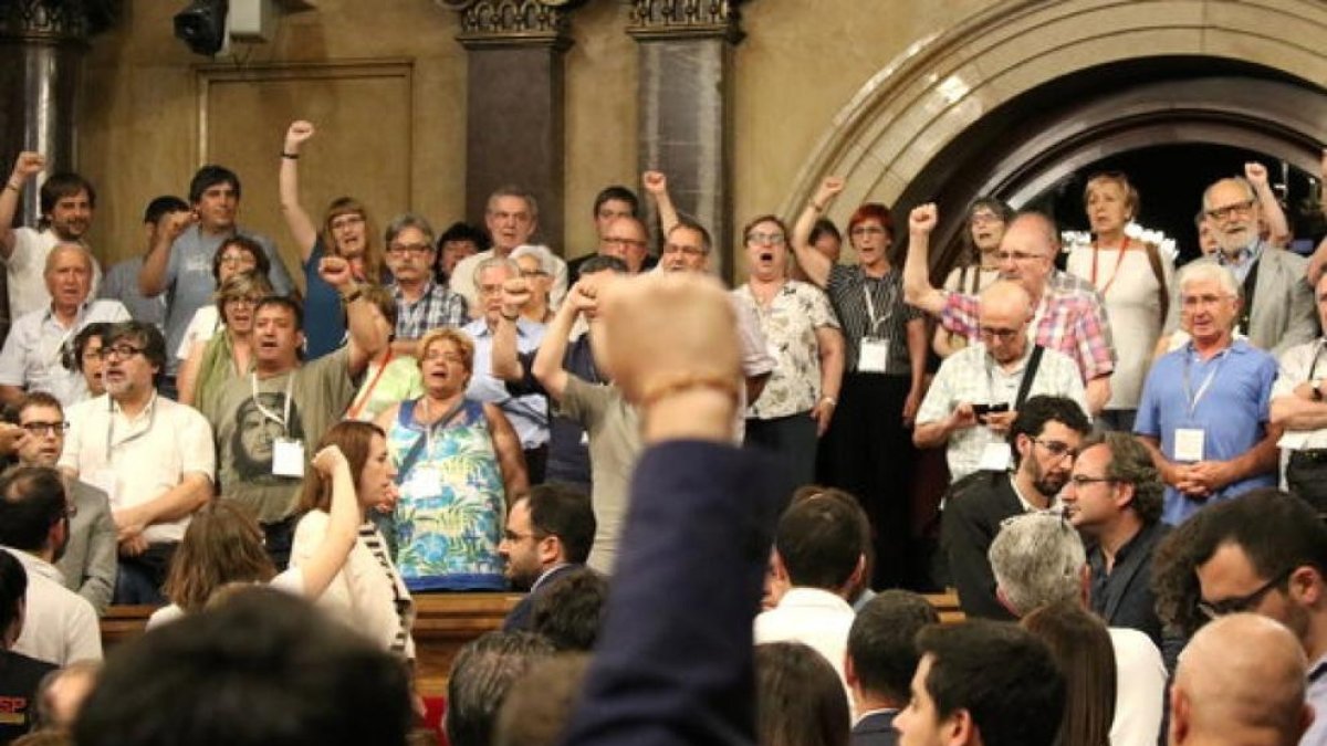 El diputado Joan Josep Nuet alza el puño de cara a las víctimas del franquismo.