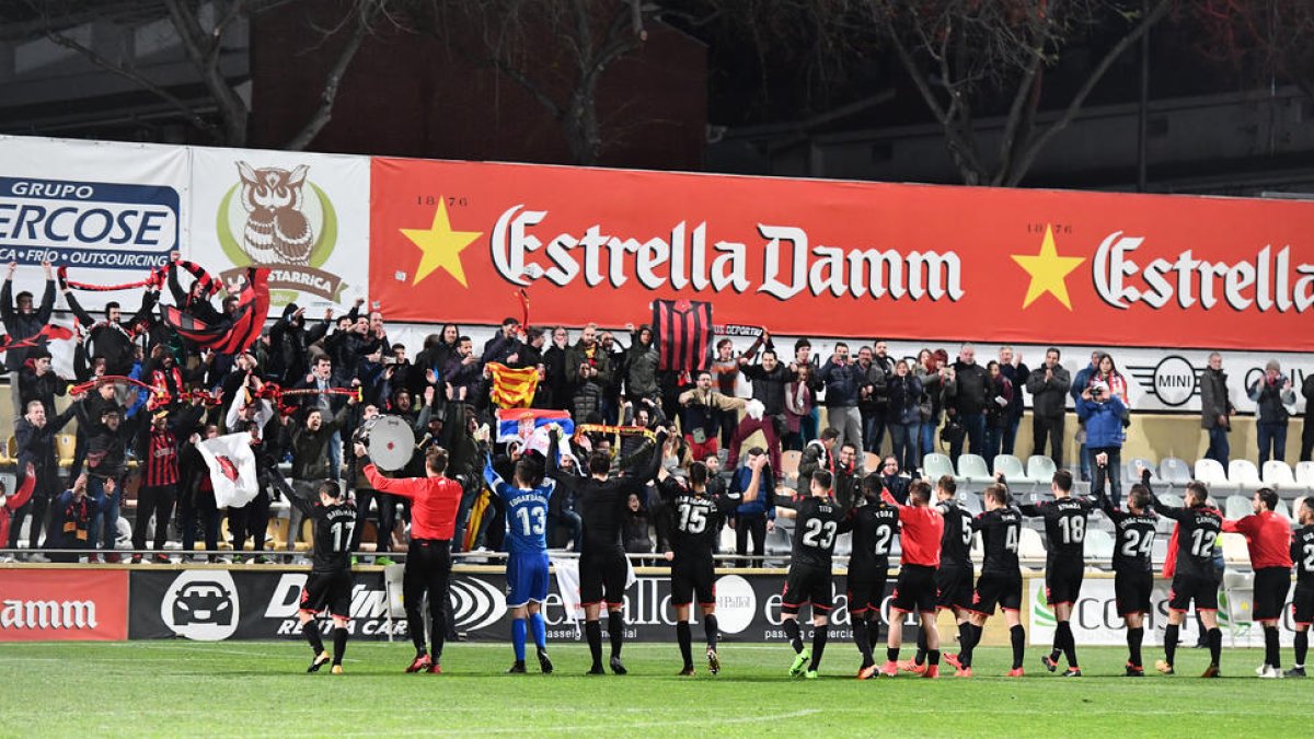 Jugadors i aficionats roig-i-negres van tornar a celebrar junts la victòria, una imatge que feia temps que no es veia.