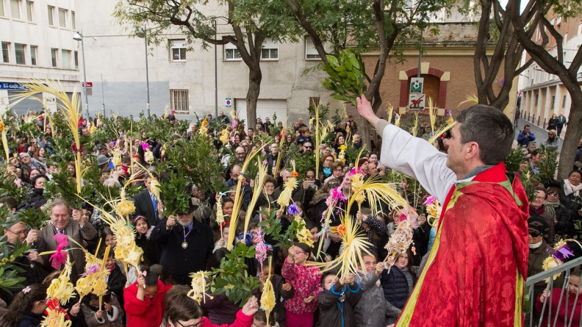 Un instante de la bendición en la Iglesia de Sant Francesc.