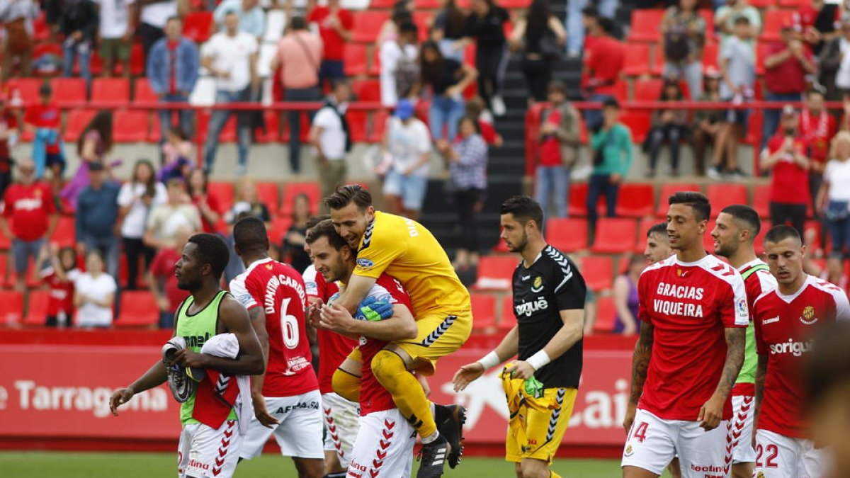 Els futbolistes del Nàstic celebren la victòria aconseguida dissabte contra la Cultural al Nou Estadi