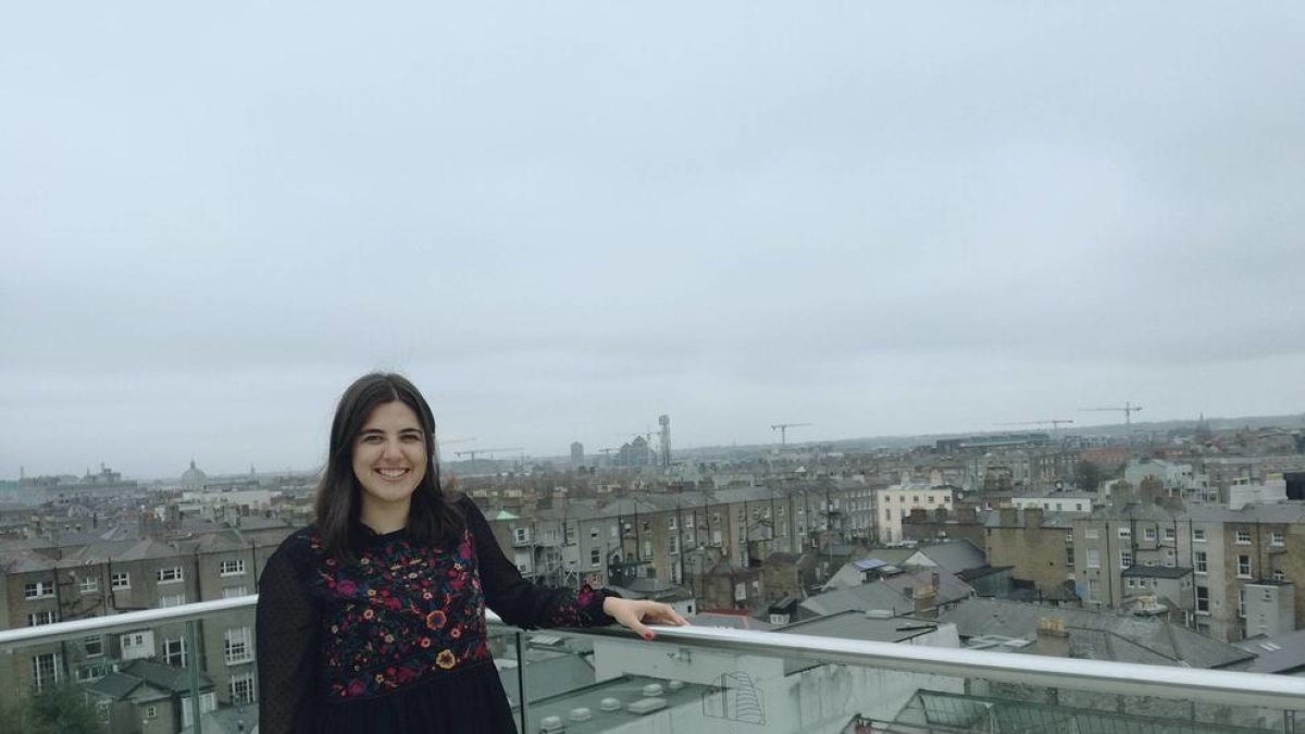 Caterina Peraire i, al fons, una panoràmica de Dublín.