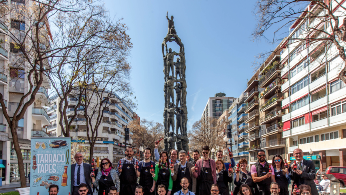 Fotografía de grupo de los propietarios de los 46 establecimientos que participan en la novena edición del Tàrraco Tapes.