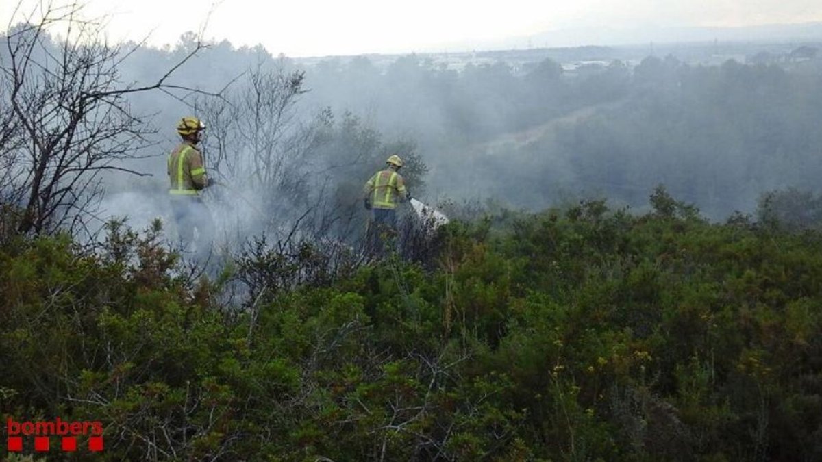 Tres dotacions dels Bombers van extingir el foc en prop de mitja hora.