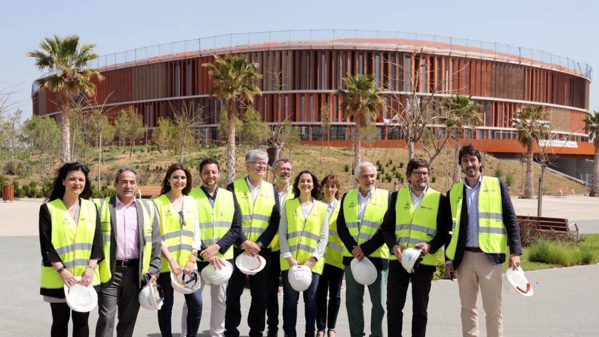 Inés Arrimadas, en el centro, acompañada de concejales, diputados del partido y de Javier Villamayor, ayer durante la visita a la Anilla.