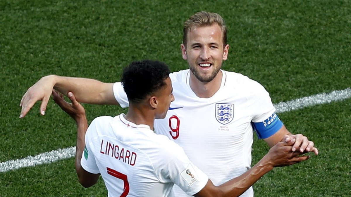 Kane celebra una de les seves tres dianes amb Lingard.