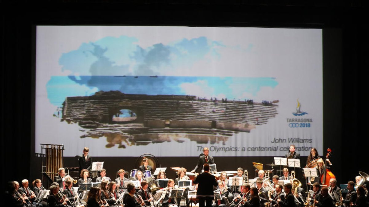 Una imatge de l'Amfiteatre va dominar l'escena, mentre la Banda Unió Musical de Tarragona interpretava peces musicals.