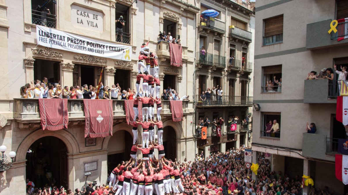 5de9 amb folre de la Colla Vella dels Xiquets de Valls per la diada de Sant Joan