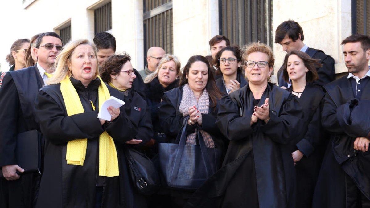 Los abogados, leyendo el manifiesto ante los juzgados de Tarragona.