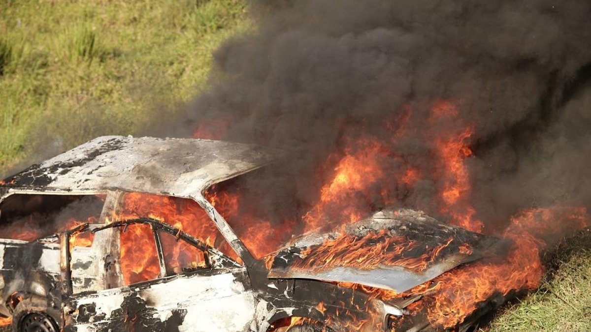 Un cotxe cremant en una imatge d'arxiu.