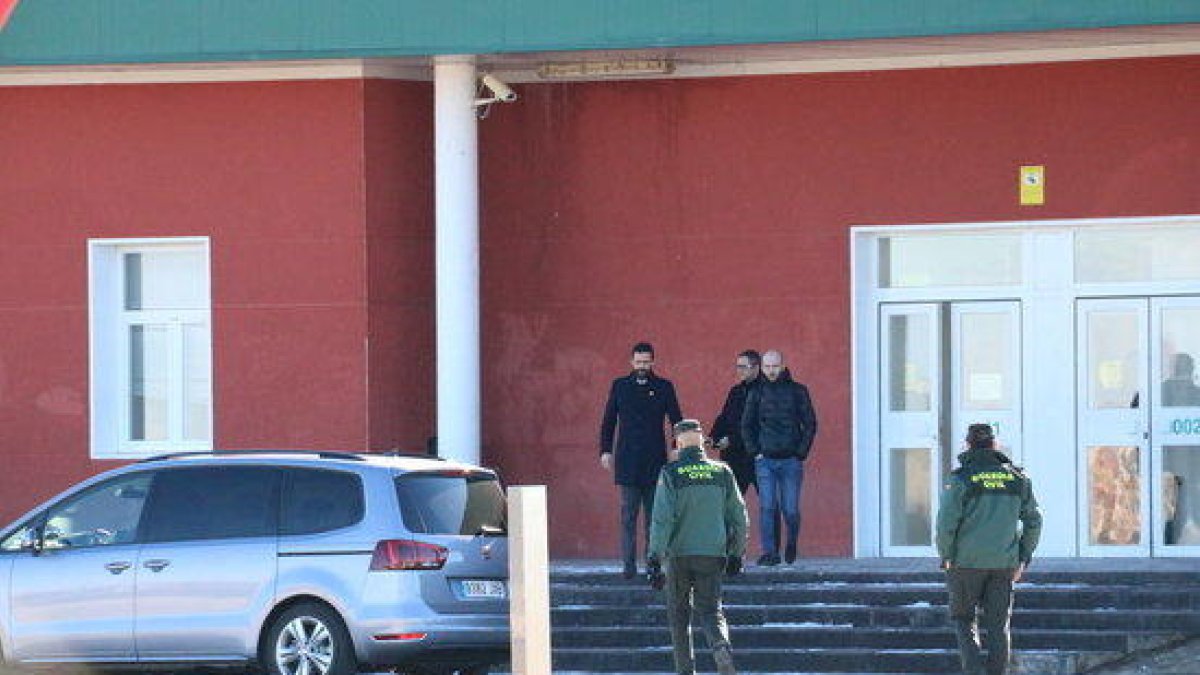 El presidente del Parlament, Roger Torrent, saliendo del centro penitenciario d'Estremera después de visitar a Junqueras y Forn.