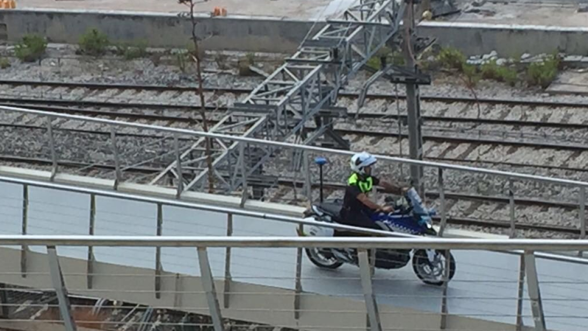 La Guàrdia Urbana passant amb la moto per la passare·la