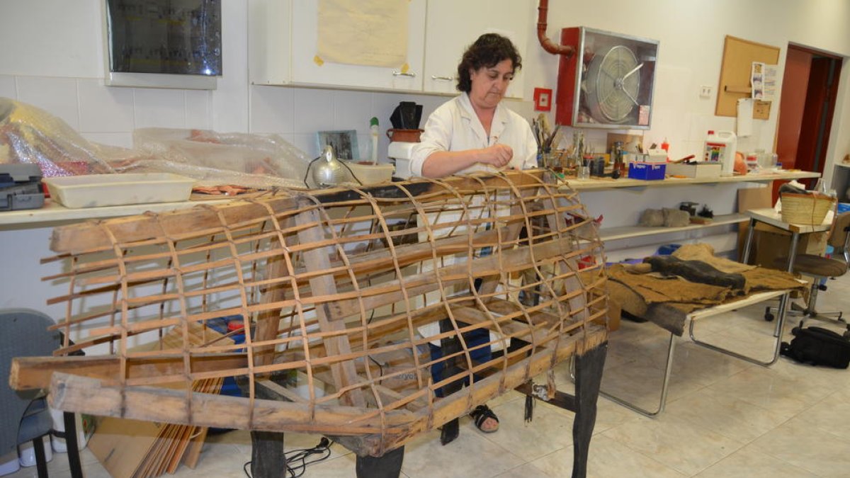 Anna Maria Miralles treballant en la restauració del Bou de foc.