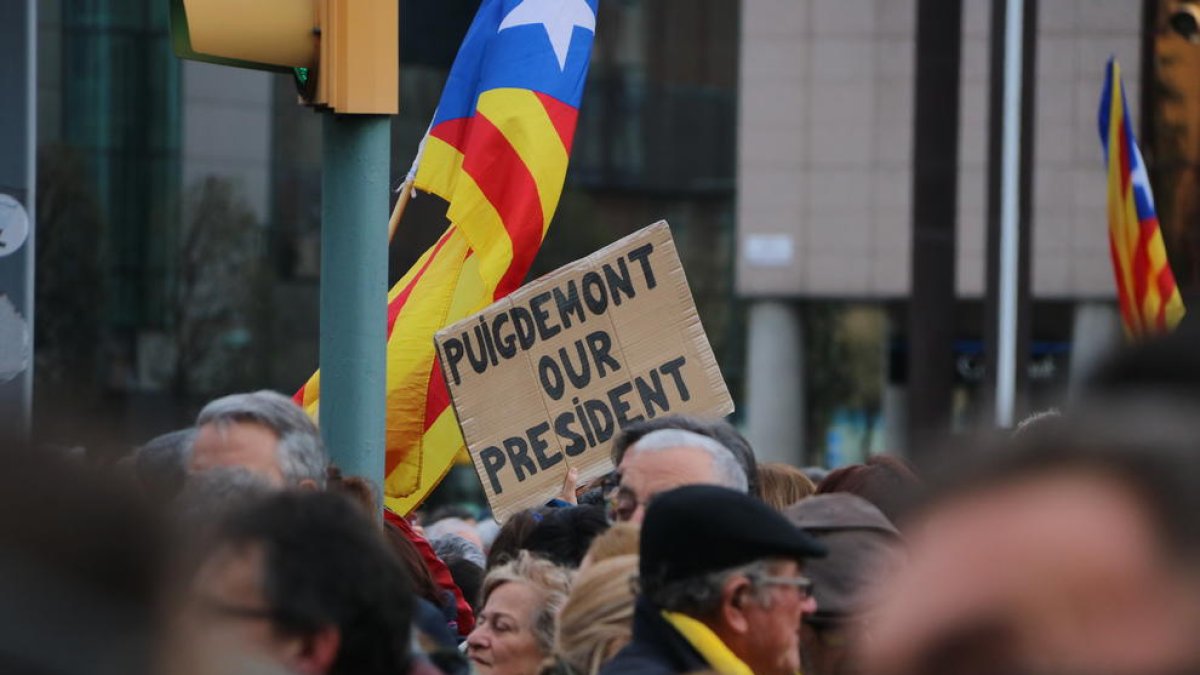 Detall d'un cartell reivindicant Carles Puigdemont com a president en la concentració de Tarragona.  Imatge del 25 de març de 2018