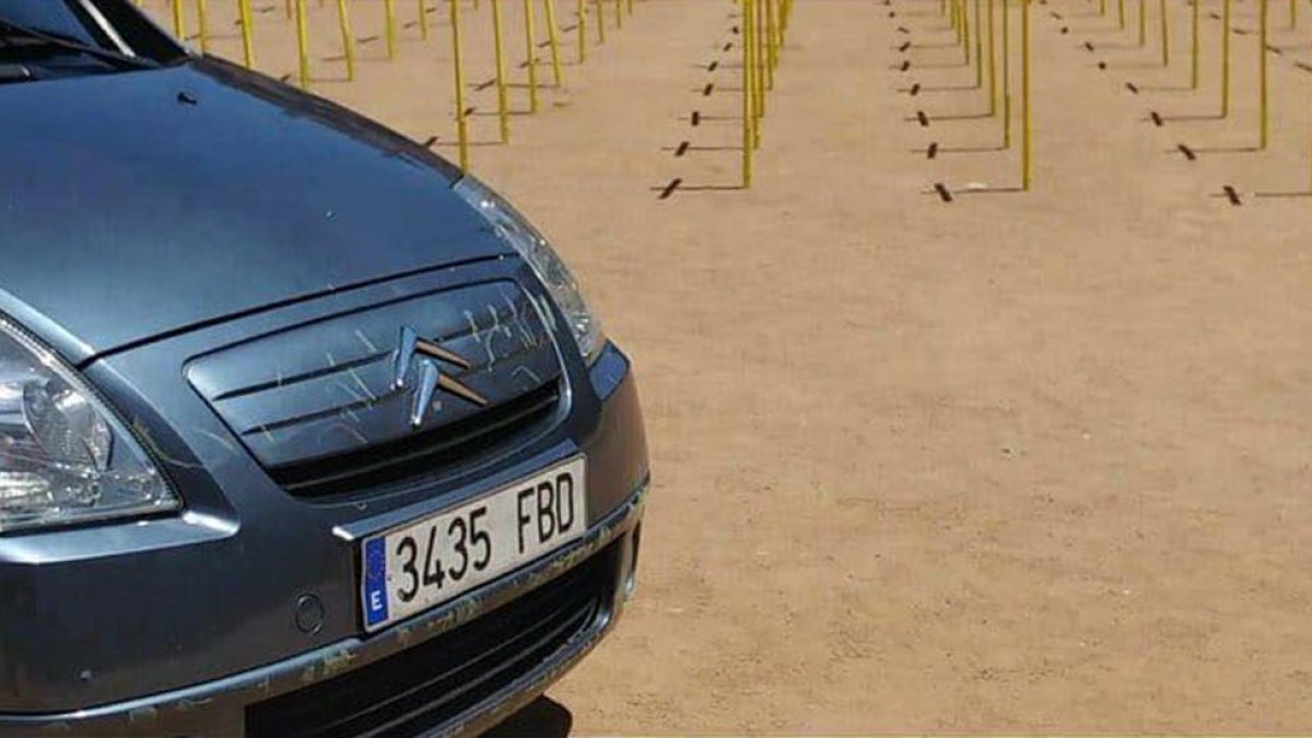 Imatge del cotxe que ha envestit part de les creus grogues a la plaça Major de Vic.