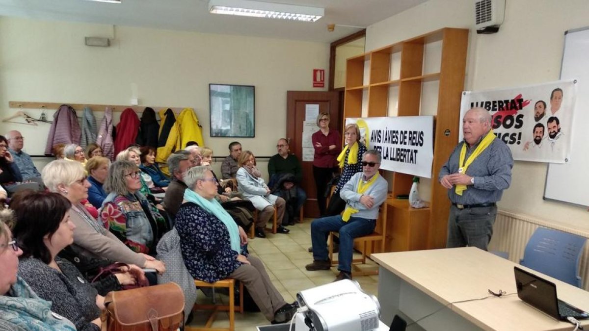 Imagen de les Iaies i Iaios de Tortosa en una charla de los Avis i Àvies de Reus per la Llibertat.