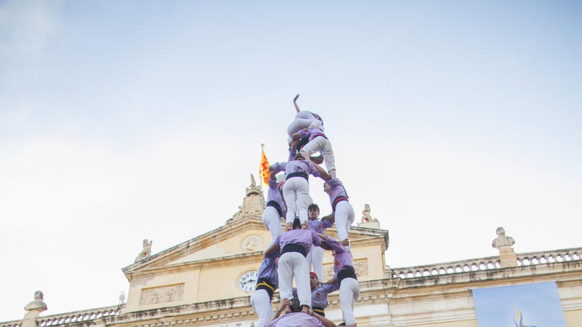 4de9 amb folre de la Colla Jove Xiquets de Tarragona a la diada de Sant Joan celebrada a la plaça de la Font.