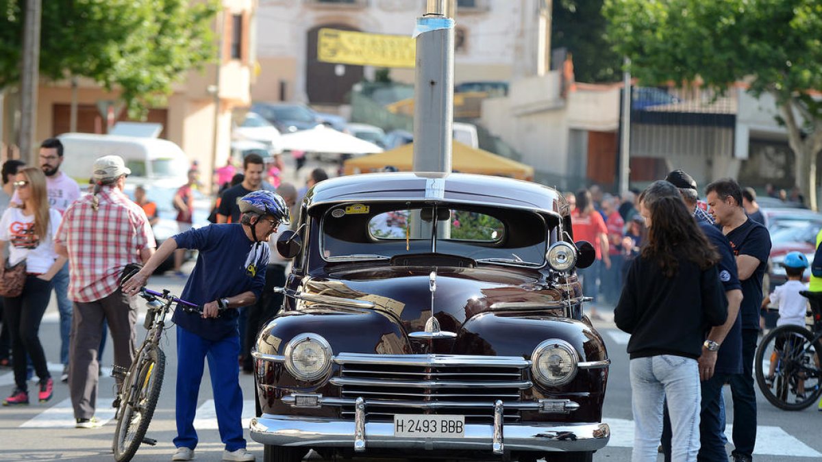 El encuentro de vehículos clásicos coincidió con una nueva edición de la Fiesta de la Bicicleta.