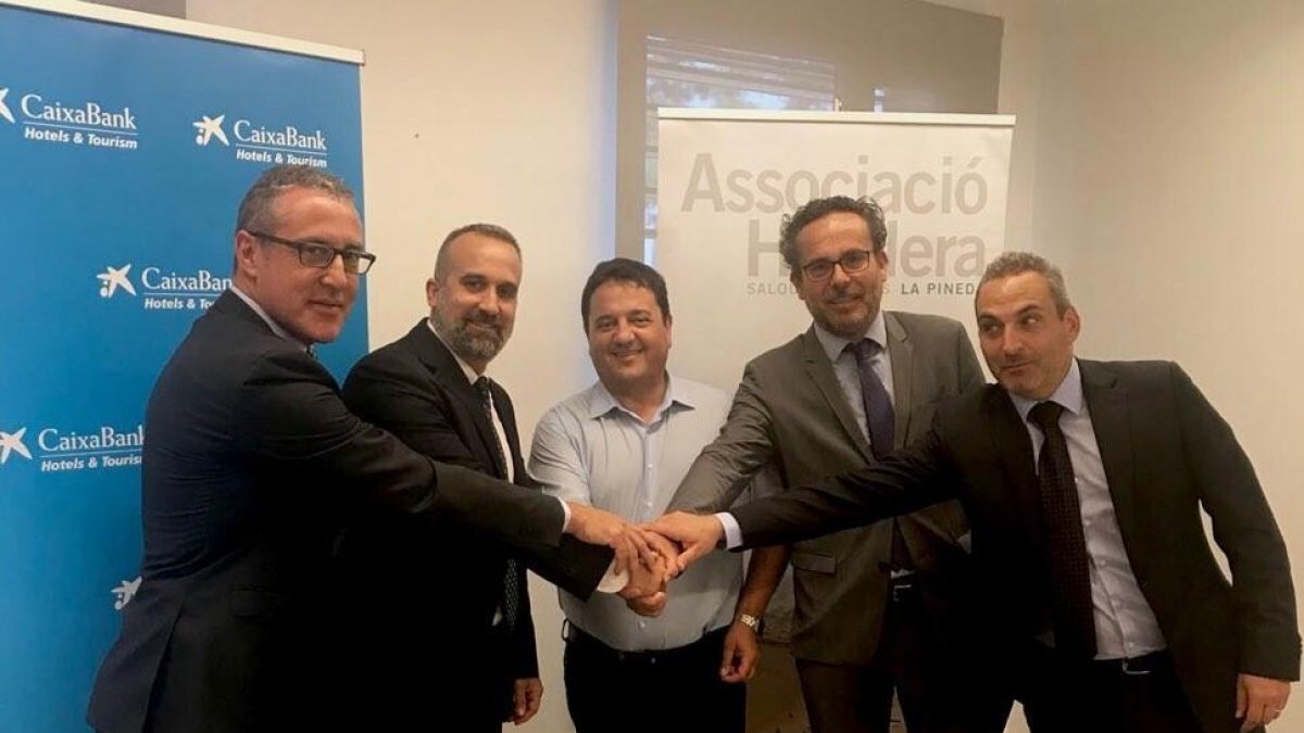 CaixaBank Hoteles & Tourism y la Asociación Hotelera de Salou, Cambrils y La Pineda a la firma del convenio.