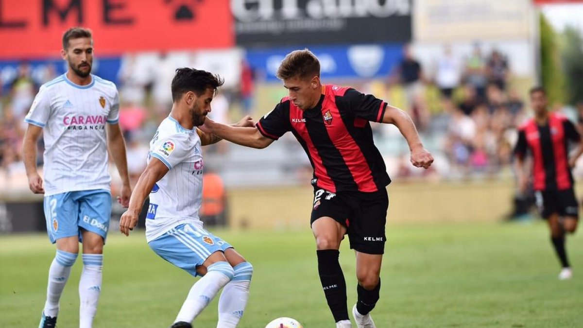 Alfred Planas intenta progressar per la banda en un moment del Reus-Zaragoza de dissabte.