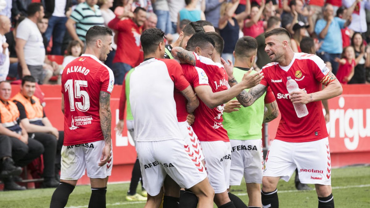 Els jugadors del Nàstic celebren un dels cinc gols que van marcar-li aquest dissabte a la Cultural y Deportiva Leonesa.