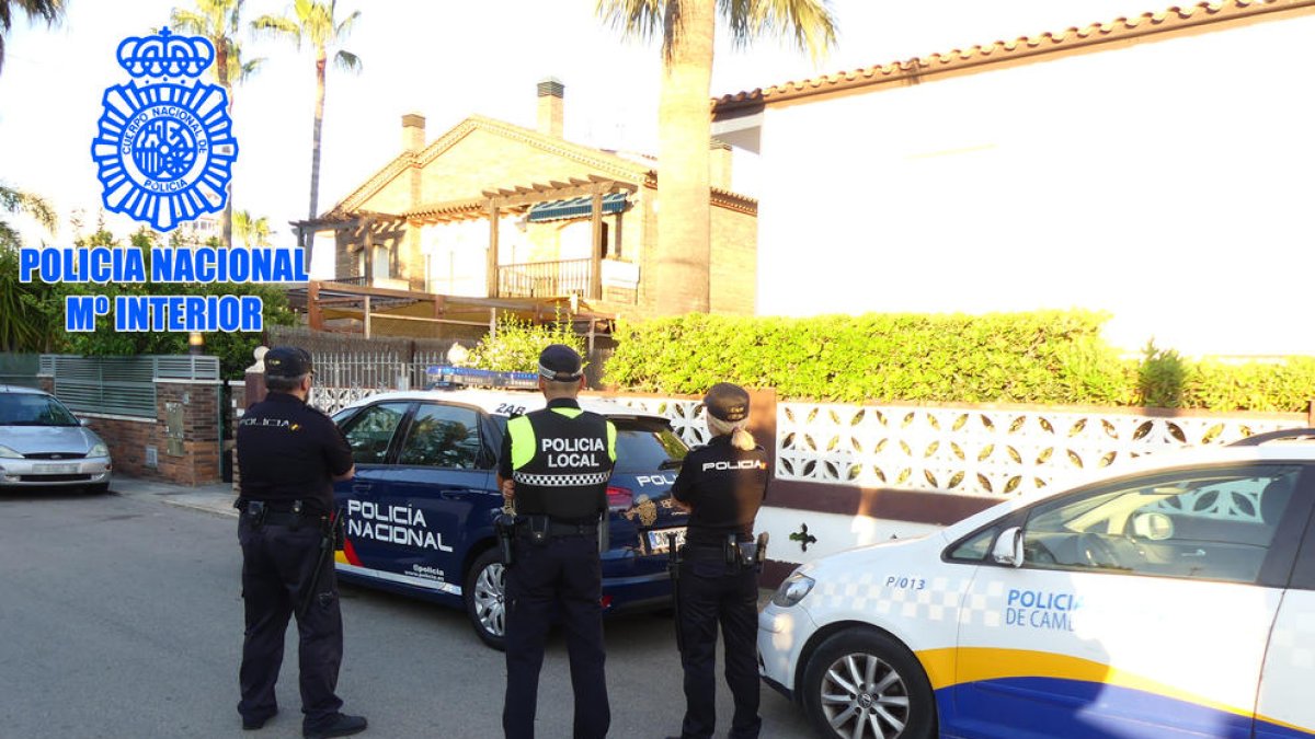 L'operació l'ha dut a terme la Policia Nacional i la Policia Local de Cambrils contra una activitat de prostitució clandestina.