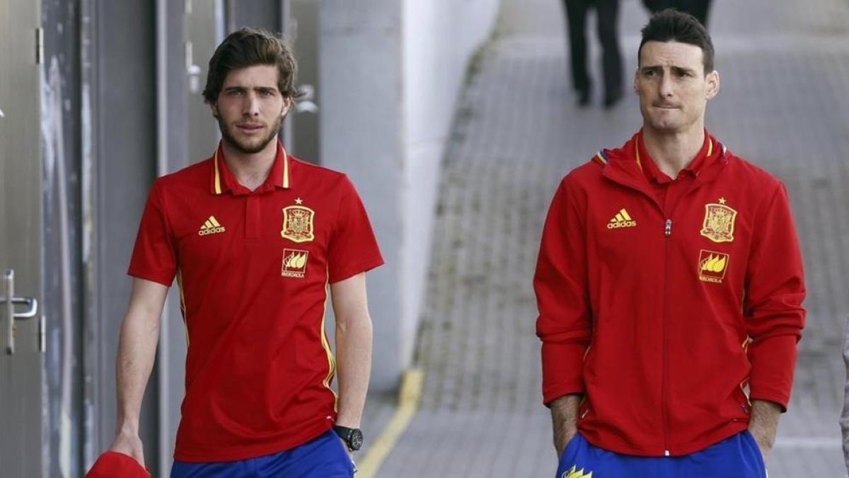 Sergi Roberto, a la izquierda, con Aritz Aduriz, que tampoco irá al Mundial.