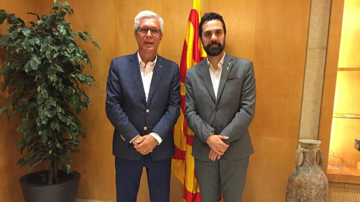 El president del Parlament, Roger Torrent, amb l'alcalde Josep Fèlix Ballesteros.