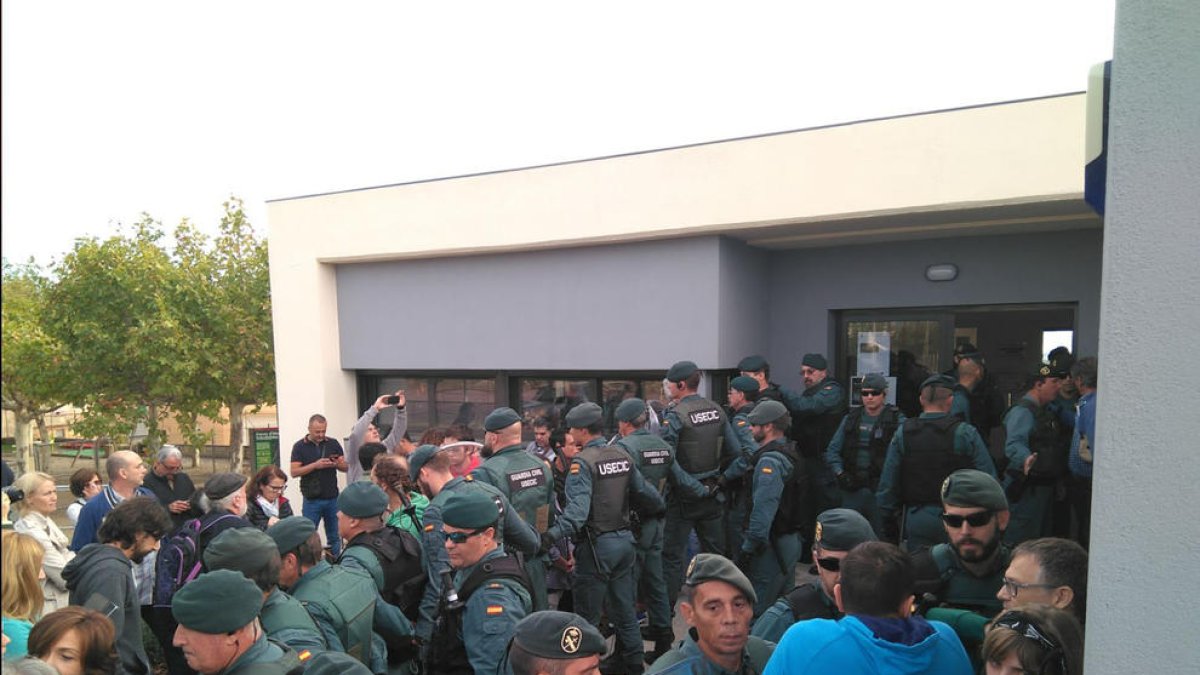 Imagen de archivo de una actuación de la Guardia Civil durante las votaciones del 1-O