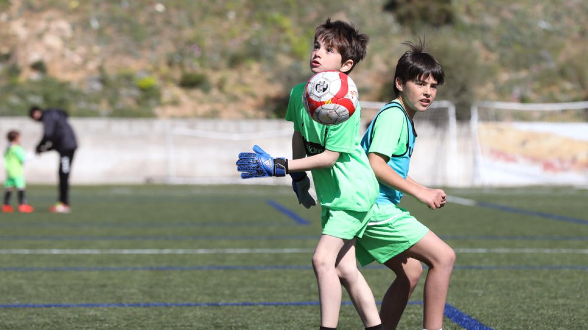 Els nens van gaudir de valent del primer dia de Nasticamp, en un ambient en el qual era fàcil passar-s'ho bé, fer esport i sumar nous amics.