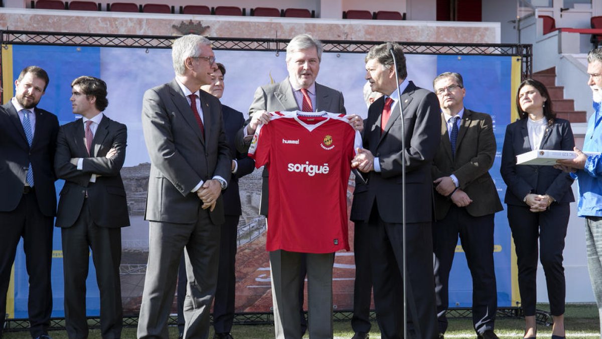 El ministre Méndez de Vigo, al centre, al Nou Estadi, amb Ballesteros i el president del Nàstic.
