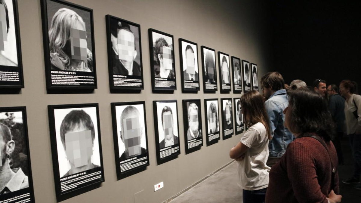 Imatge de les fotografies de l'obra de Santiago Sierra al Museu de Lleida.
