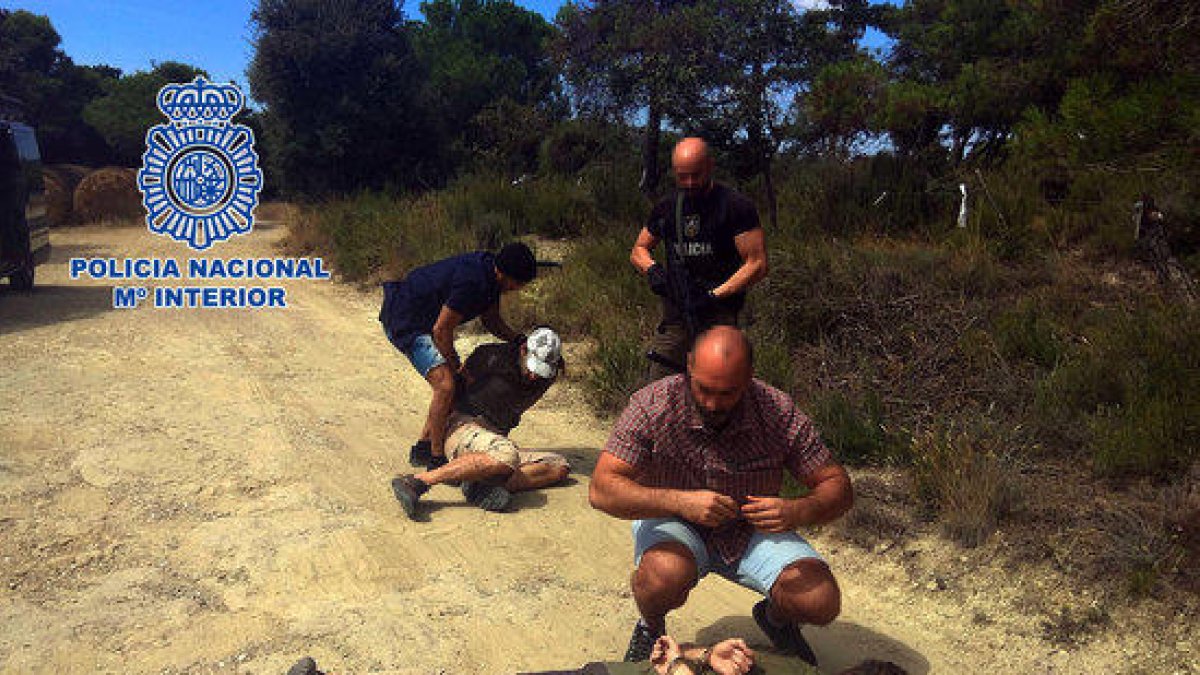 Instant en què la policia espanyola deté al presumpte criminal.