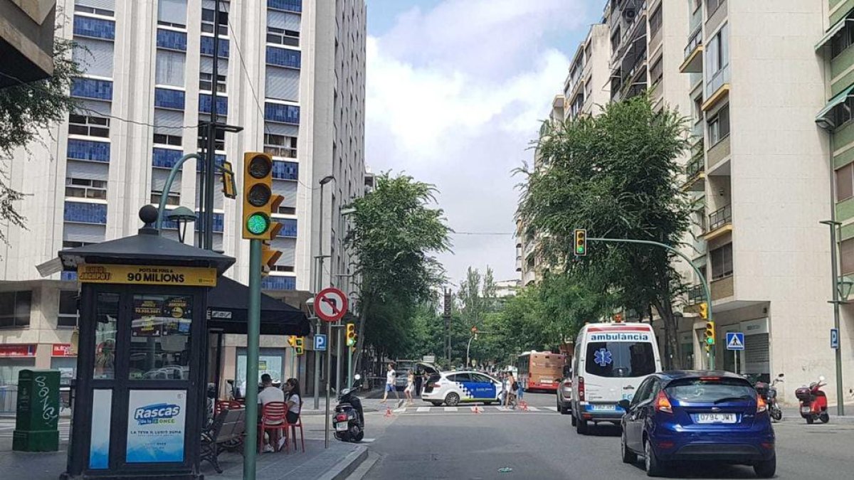 Dos carriles de Prat de la Riba están cortados a la circulación, mientras que tampoco se permite el paso en la acera.