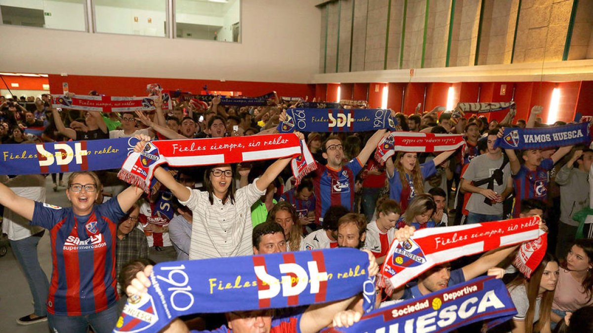 Aficionados del Huesca celebrando el ascenso a la máxima categoría estatal.