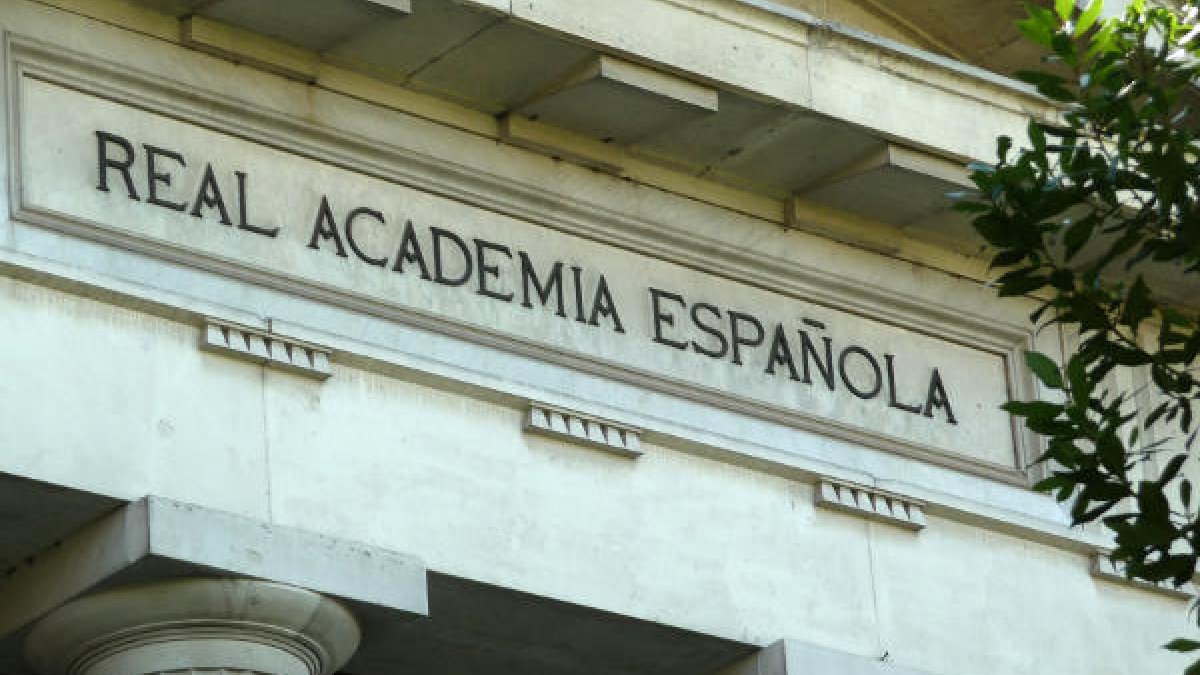 uno de los usuarios de Twitter respondió al dirigente socialista que la palabra 'supremacista' no existía en el diccionario y la RAE intercedió para anunciar que «ya están en fase de incorporación al diccionario académico a los términos 'supremacismo' y 'supremacista'».