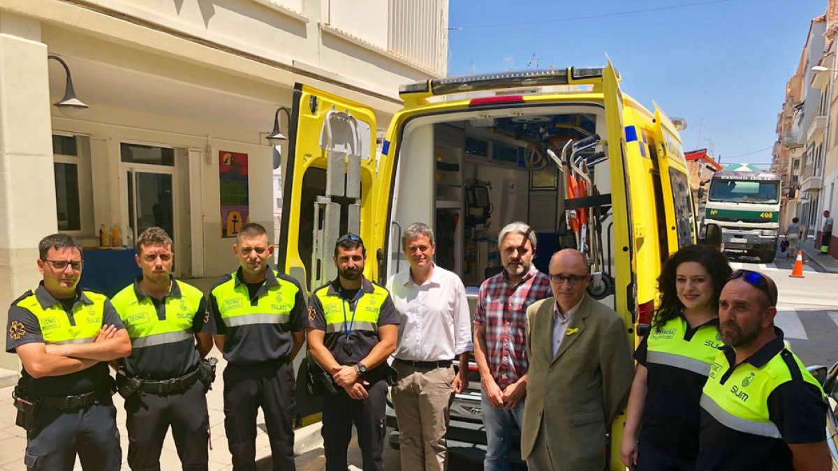 Pla general de la presentació de la nova ambulància de l'Ametlla de Mar, amb l'alcalde Jordi Gaseni, el director de Salut, Ismael Piñas i el personal. Imatge del 25 de juny de 2018 (horitzontal)