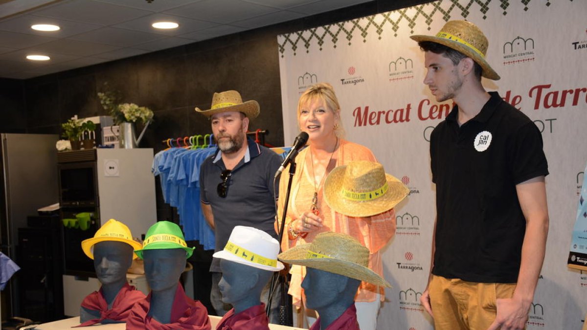 Lluís Barceló, miembro de la junta de la Asociación de Vendedores de Torreforta, junto a la presidenta de Espimsa, Elvira Ferrando y Magí Rovira, miembro de la junta de la Asociación de Vendedores del Mercat Central.