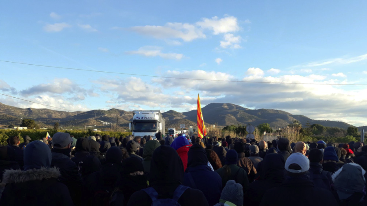 Unes 200 persones s'han mobilitzat per protestar contra els darrers esdeveniments polítics.