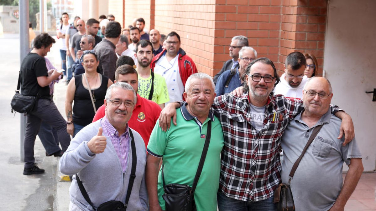 Algunos de los aficionados que han adquirido las entradas para el partido en Huesca.