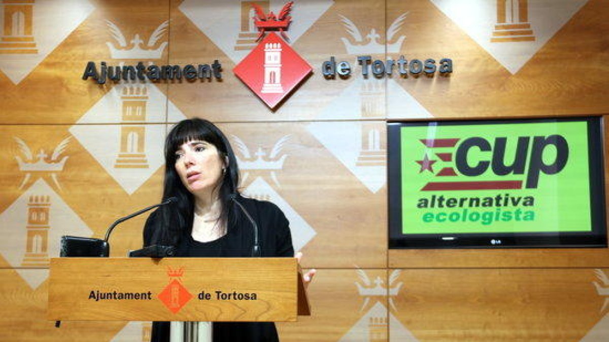 Núria Rodríguez, portavoz de la CUP Tortosa, en la sala de prensa del Ayuntamiento de Tortosa.