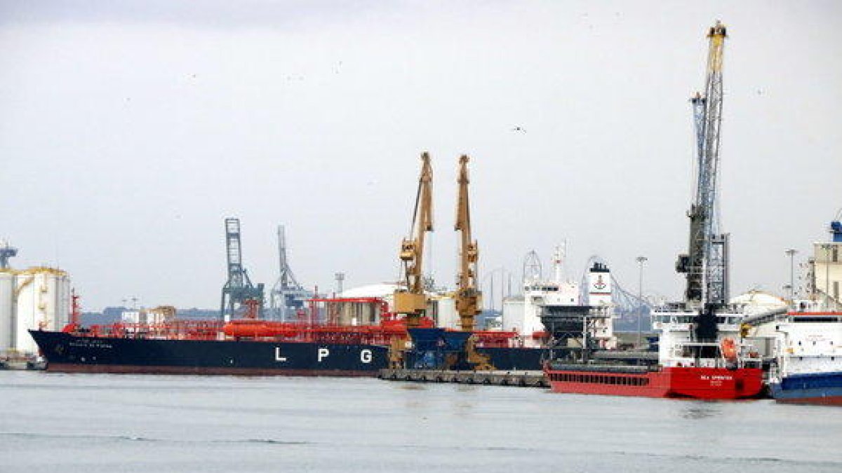 Imagen de archivo de varios barcos de mercancías en el Port de Tarragona.