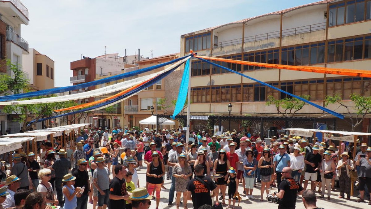 A l'esquerra, imatge d'arxiu de la Diada de la Tonyina. A la dreta, una tapa d'una edició anterior.