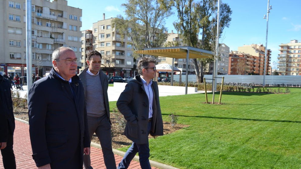 L'alcalde de Reus, Carles Pellicer, passejant pel nou parc públic construït a la zona nord de la ciutat. Imatge del 27 de març del 2018